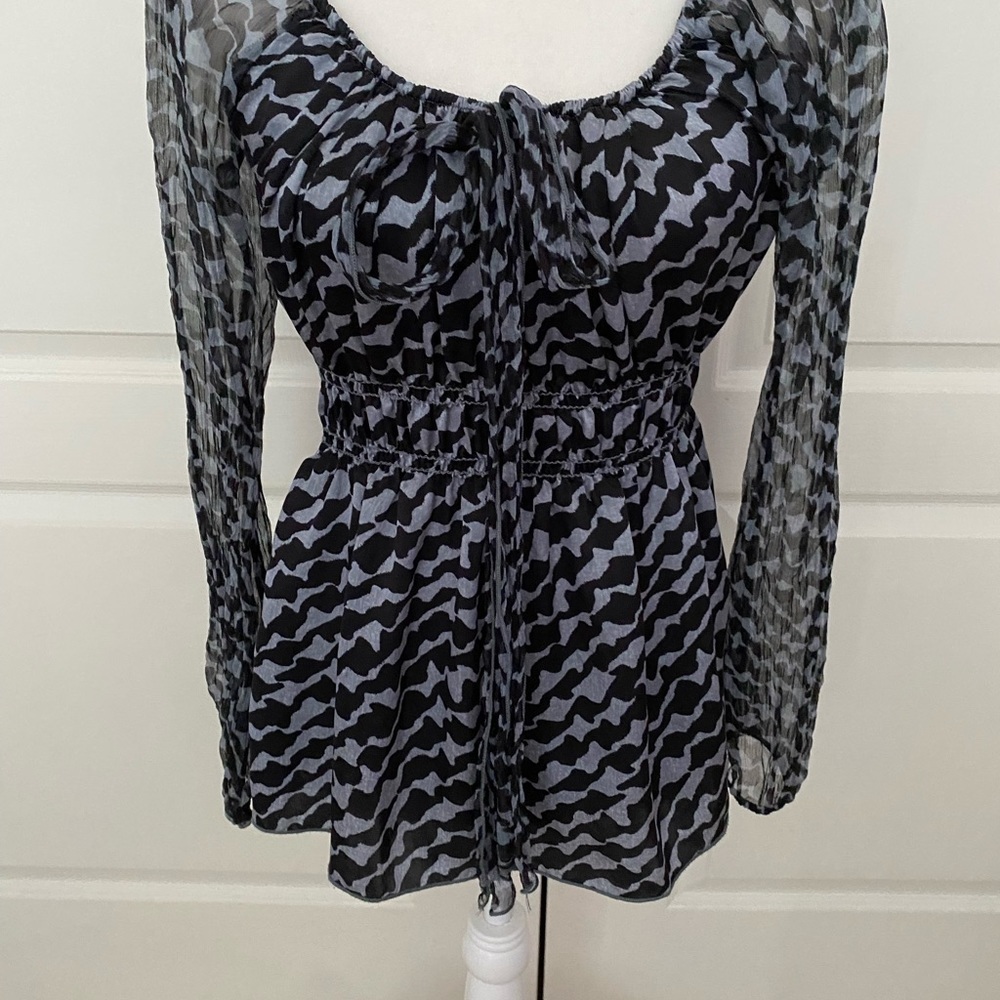 Karen Kane Gray and Black Geometric Print Top - Size Medium - Picture 3 of 14